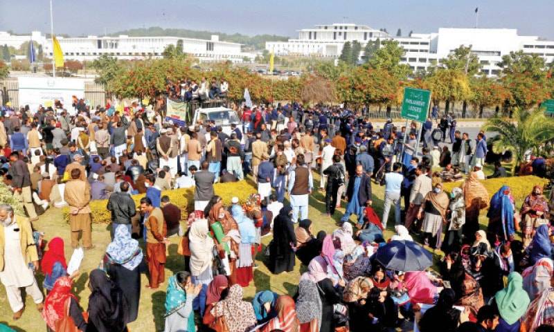 KP primary teachers agree to end protest on Tuesday