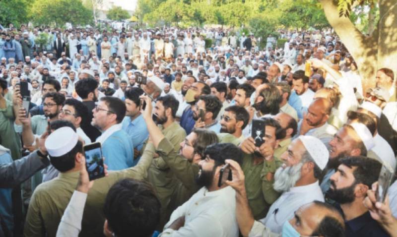 Protest as Peshawar police arrest president of primary teachers association