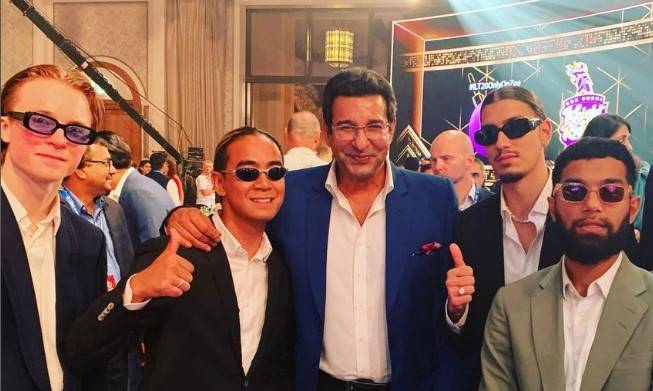 Wasim Akram meets famous “Kana Yaari” crew in Dubai