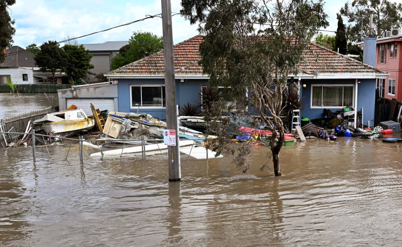 Floods swallow cars, swamp houses in 'major' Australian emergency