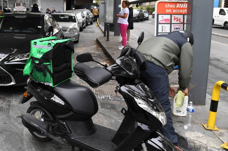 Motorists queue for fuel at a gas station in Paris on October 13, 2022, as filling stations across France are low on petrol as a pay-related strike by workers at energy giant TotalEnergies entered its third week despite government pressure to negotiate. AFP