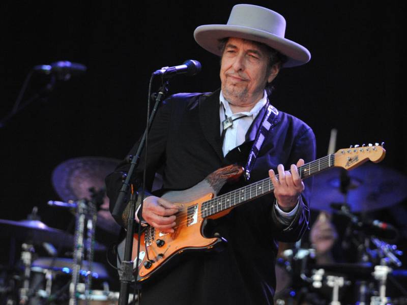 New glimpse into Bob Dylan book see artist riff on songwriting