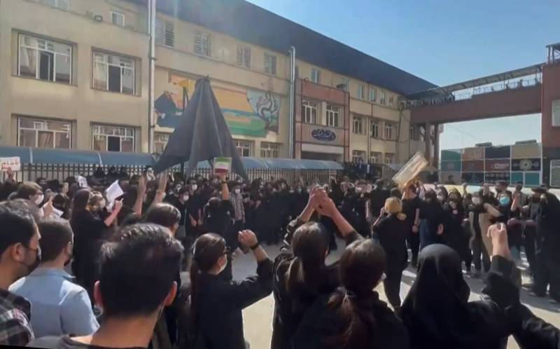 'Mullahs must get lost,' Iranians sing at new Mahsa Amini protests