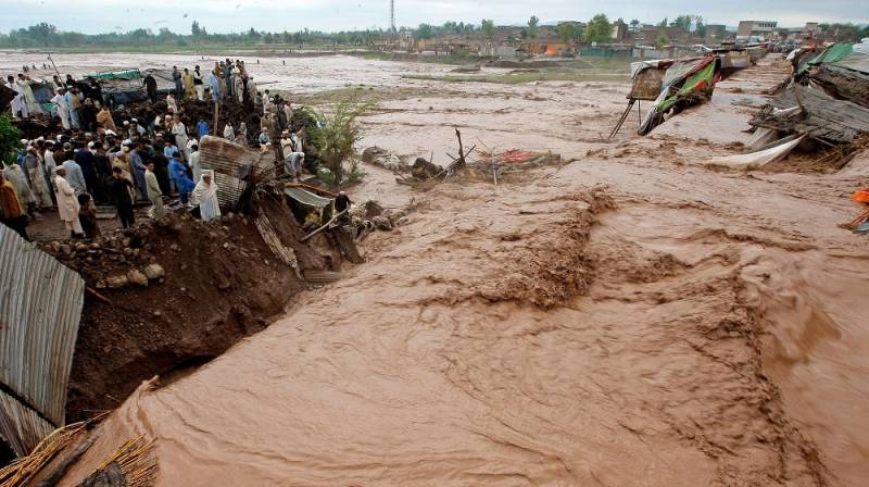 Canal breach floods standing crops in Layyah