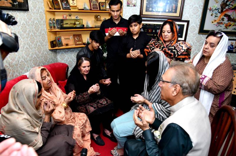 President Alvi shares condolence with family of Arshad Sharif