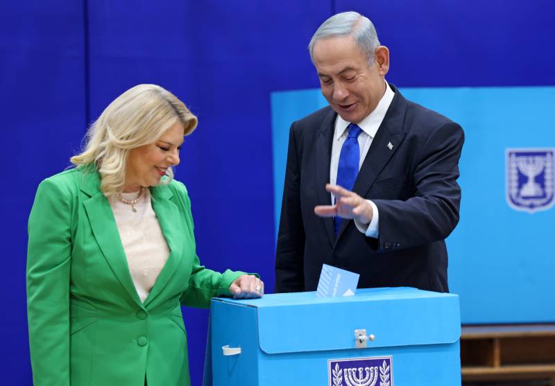 Likud chairman Benjamin Netanyahu (R) and his wife Sara cast their ballot at a polling station in Jerusalem in the country's fifth election in less than four years. AFP