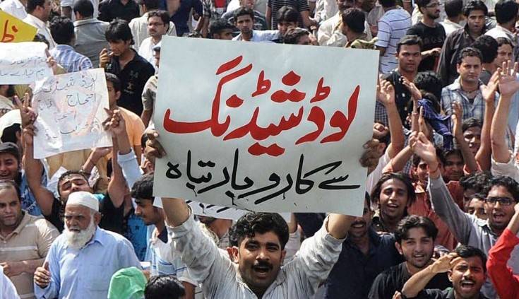 Angry crowd attacks Wapda office in Bannu