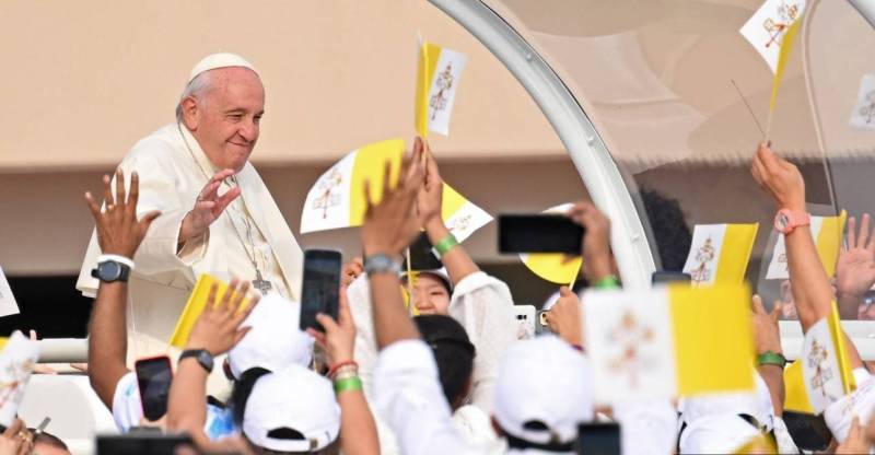 Pope holds open-air mass for 30,000 worshippers in Bahrain