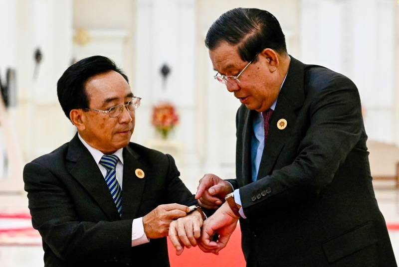 Hun Sen hands out Cambodian-made watches to summit VIPs