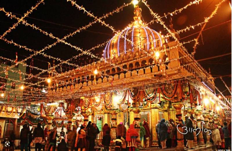 Pakistani devotees attend Nizamuddin Aulia's urs 