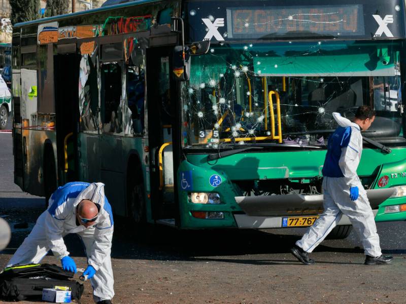 One dead in twin Jerusalem bus stop attacks