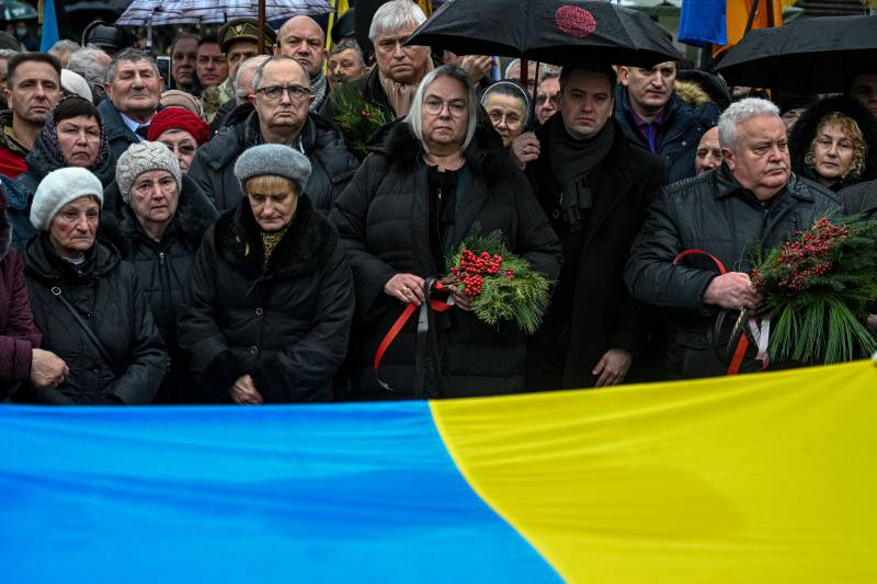 People attend the funeral of late Ukrainian politician Yuriy-Bohdan Shukhevych, died at 89, in the western Ukrainian city of Lviv on December 10, 2022, amid the Russian invasion of Ukraine. – AFP 