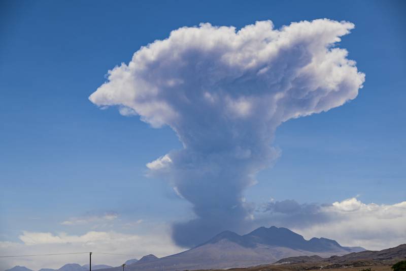 View of the Lascar volcano during an eruptive pulse in Peine, Antofagasta region, Chile, taken on December 10, 2022. The National Emergency Office (Onemi) reported that the Lascar volcano remains on green alert and that the eruptive column reached approximately 6,000 meters above the crater level.- AFP 