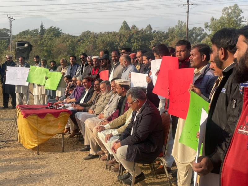 Quaid-e-Azam University employees protest against change in Bhara Kahu bypass plan