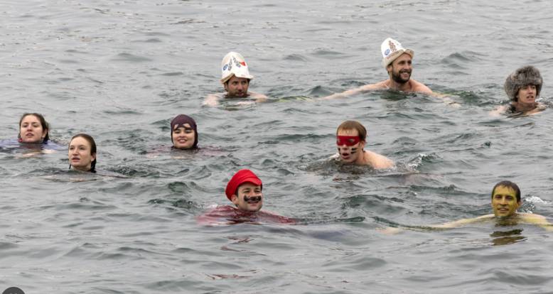 Amid freezing cold, thousands jump in Geneva lake