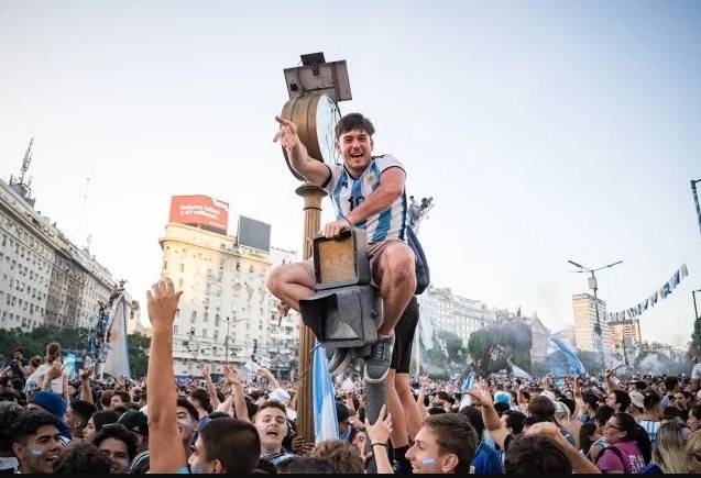 World Cup winners begin victory parade among euphoric Argentines