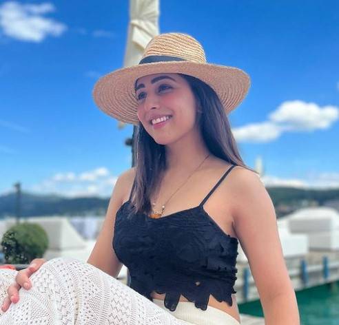 Ushna Shah spends quality time in Tanzania's island, video goes viral 