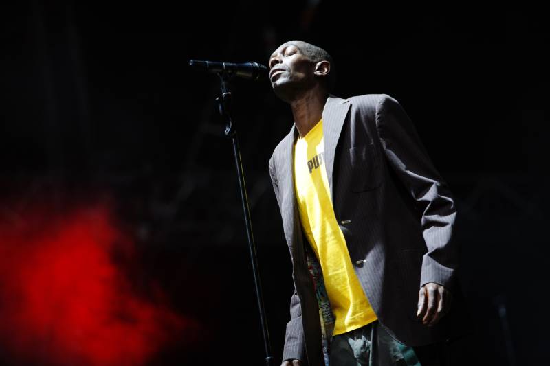 (FILES) In this file photo taken on August 26, 2007 English singer Maxell Fraser aka Maxi Jazz of the British band Faithless performs during the Rock en Seine music festival, in Saint-Cloud, near Paris. Maxi Jaxx, the lead singer of the British electronic band Faithless, has died at the age of 65, the group announced on December 24, 2022. AFP 