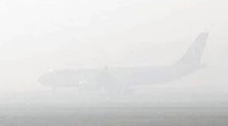 Fog disrupts flight schedule at Lahore Airport 