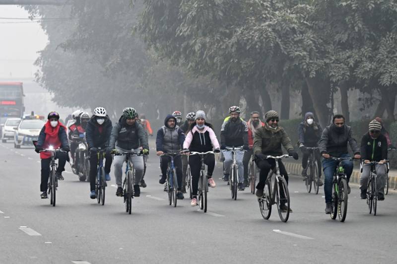 Cyclists brave Lahore smog to convince drivers to ditch their cars