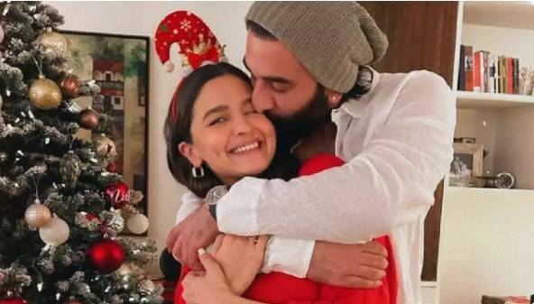 Rishi Kapoor as Santa Clause? Alia Bhat celebrates Christmas with family