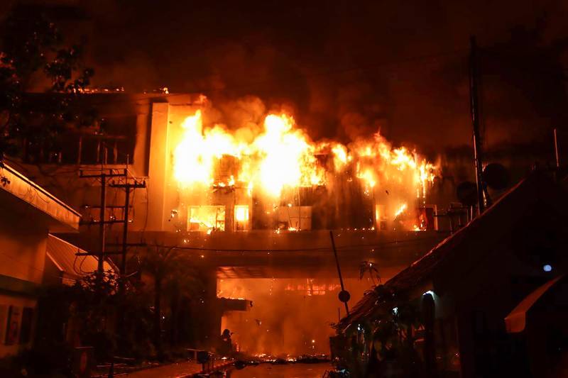 19 killed, scores injured in huge hotel-casino fire on Cambodian border