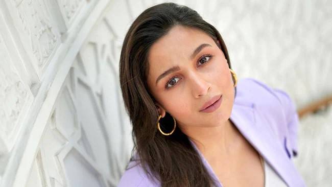 Gorgeous mom Alia Bhatt back to her stylish poses 