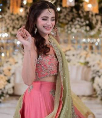 Aima Baig grooves at family wedding; copies Alia Bhatt