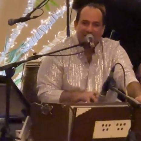 Rahat Fateh Ali Khan sings ‘Main Jahan Rahun’ in font of Neetu Kapoor