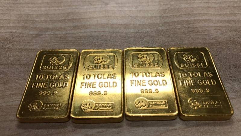 Customs seizes 70 tolas of gold from two passengers