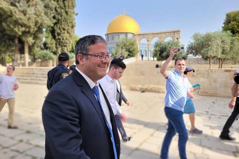 Israeli minister and Jewish Power party chief Itamar Ben-Gvir (C) walks through the courtyard of Jerusalem's Al-Aqsa mosque compound, known to Jews as Temple Mount. AFP