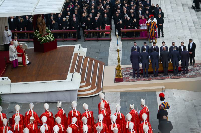 Pope Francis leads ex-pontiff Benedict's funeral