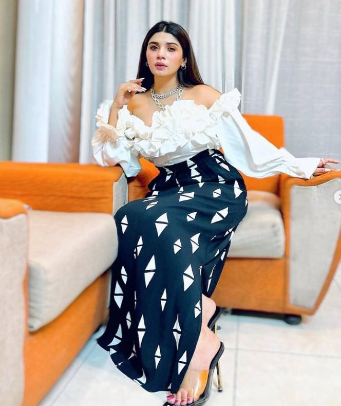 Mahi Baloch's latest bold clicks raise temperature on internet