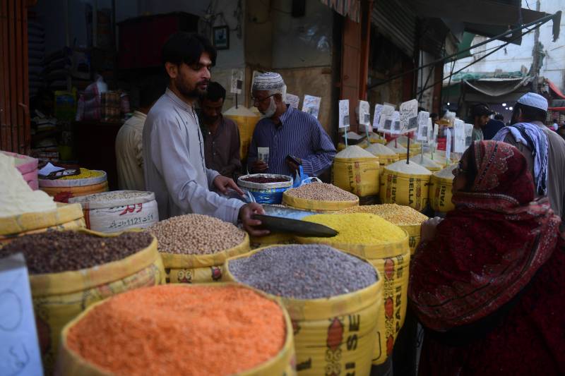 In this picture taken on Jan 10, 2023, people are buying grocery items at a main wholesale market in Karachi. Pakistan's usually bustling ports have ground to a halt, factories shut down, and tens of thousands of workers laid off as the country grapples with the worst forex crisis in its history. AFP