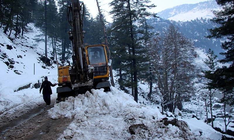 Snow-hit Neelum Highway cleared for traffic