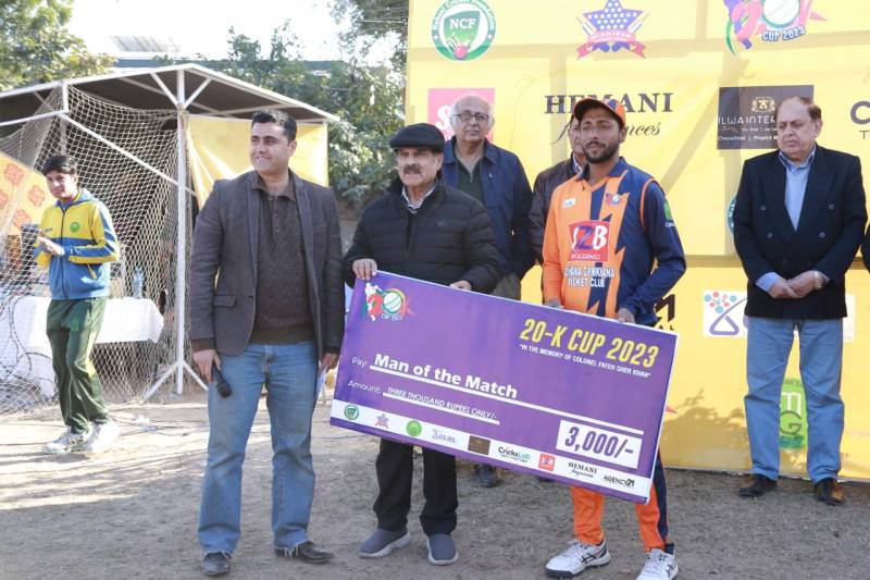 Ludhiana Club’s Fahad Munir receives the player of the match award from chief guest Muhammad Siddique.