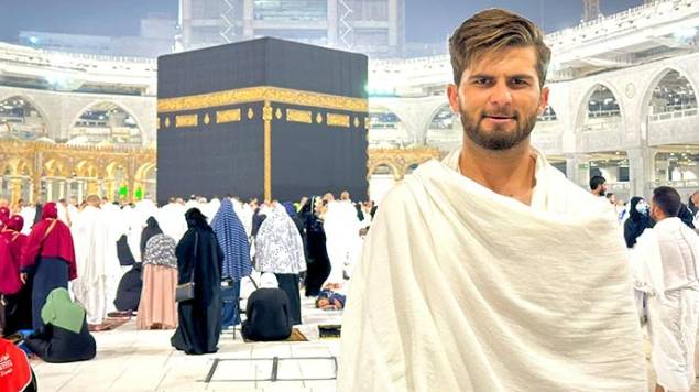 Sarfaraz Ahmed, Shaheen Shah Afridi perform Umrah