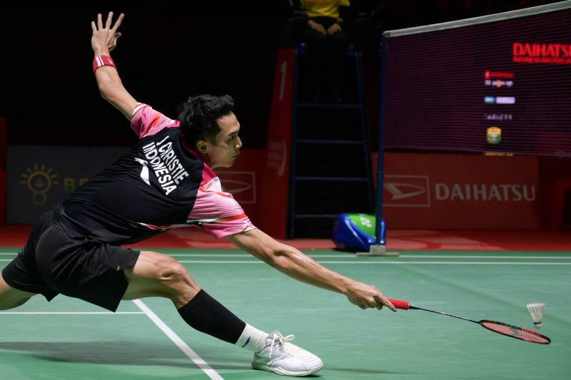 Indonesia’s Jonatan Christie hits a return against China’s Shi Yu Qi during their men’s singles semifinal match of the Daihatsu Indonesia Masters 2023 in Jakarta. AFP