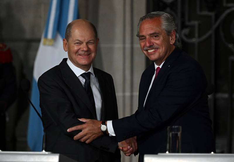 Argentine President Alberto Fernandez and German Chancellor Olaf Scholz (L) shake hands during a joint presser at Palacio San Martin in Buenos Aires, on January 28, 2023. AFP 