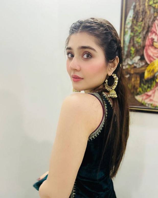 Dur-e-Fishan’s sun-kissed look goes viral