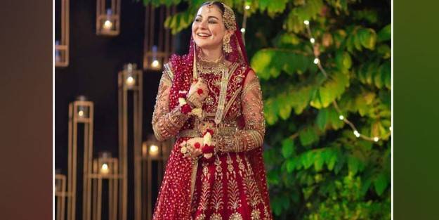 Hania Amir’s pic wearing lehenga takes internet by storm  