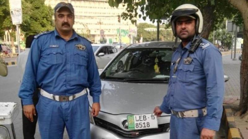 Two traffic wardens tortured by armed men in Lahore