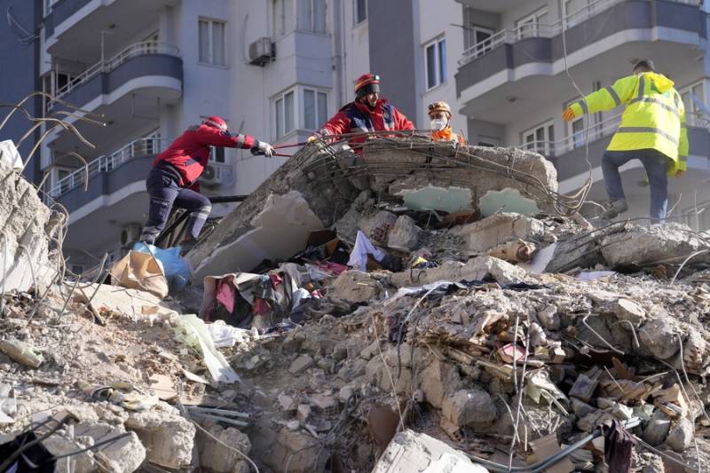 NATO deploying shelters to quake-hit Turkey