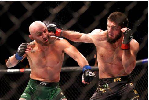 Islam Makhachev defended his UFC lightweight world title on Sunday, wearing down Alexander 