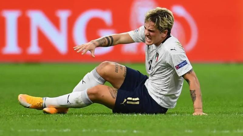 Netherlands' Hateboer tears knee ligament, season at risk