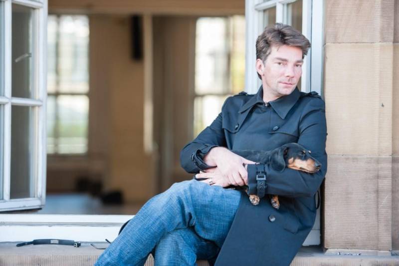 German ballet chief allegedly wipes dog poo on critic's face