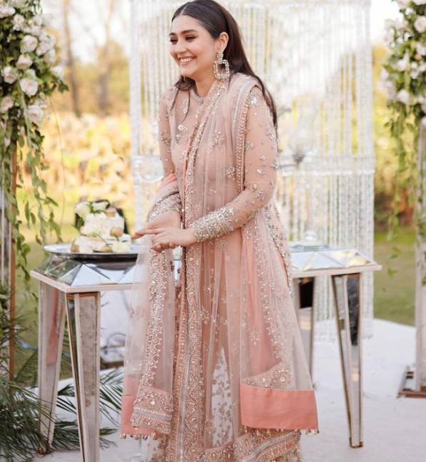 Beautiful Pakistani actress Durefishan Saleem took to her Instagram and shared some stunning photographs of herself in which she was looking charming.