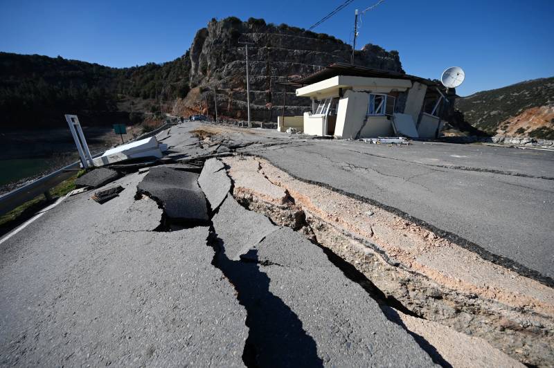 A picture taken on February 16, 2023 shows cracks on a road near the quake’s epicenter, in Pazarcik district of the city of Kahramanmaras, after the 7.8-magnitude earthquake which struck parts of Turkey and Syria. AFP