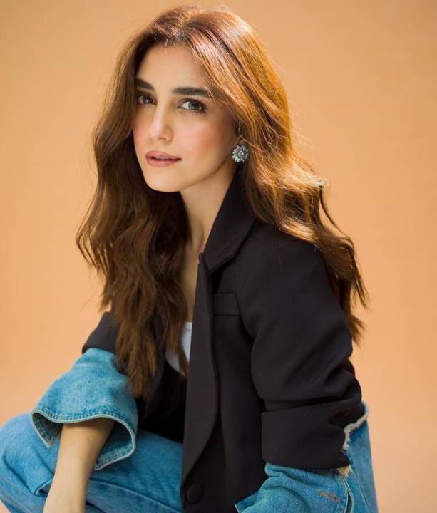 Maya Ali spreads glamour in new traditional look