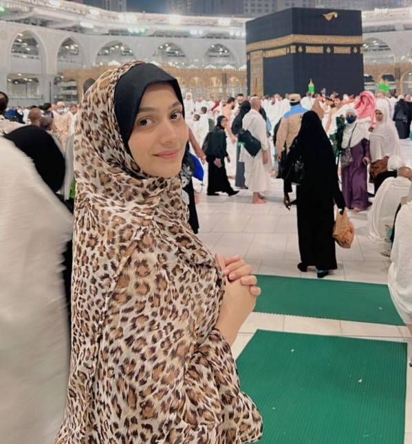 Zarnish Khan performs Umrah, deletes all pictures from Instagram